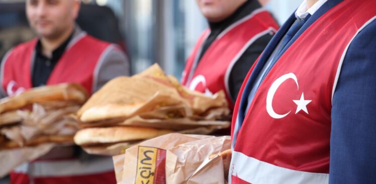 MHP Beykoz’dan çat kapı pide ikramı